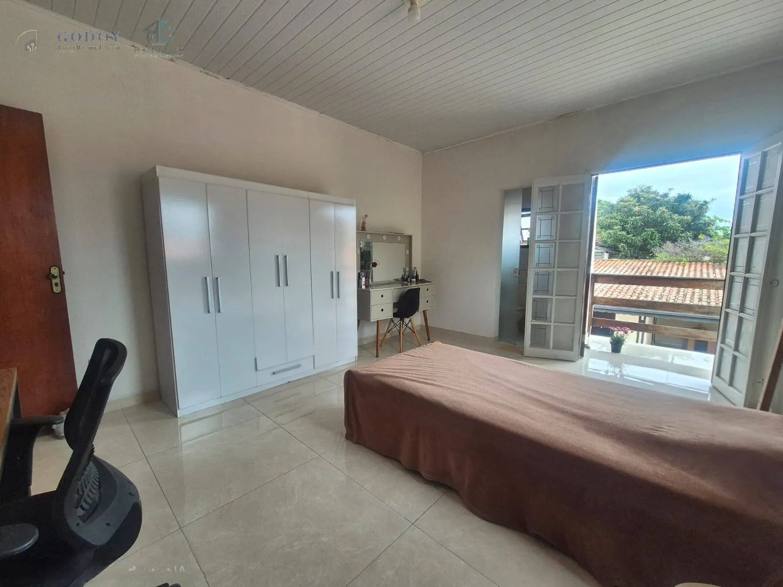 Imagem Sobrado com 4 Quartos e Garagem para 4 Carros