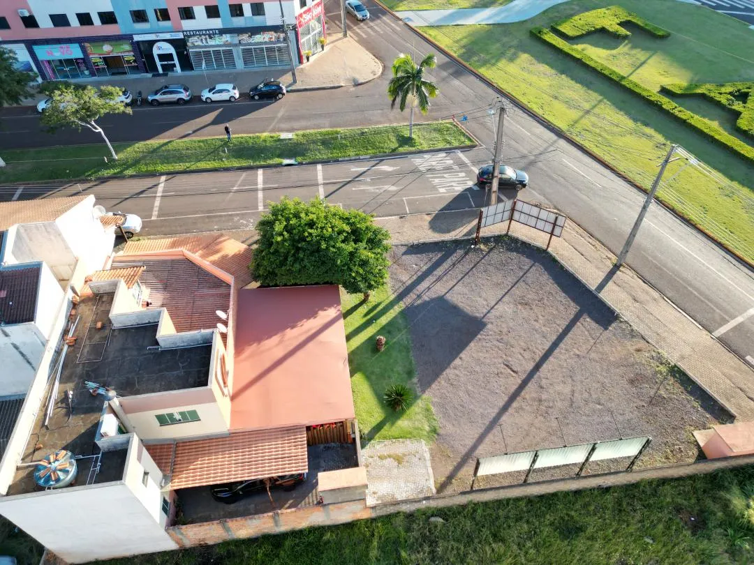 Imagem Terreno de esquina com sala comercial e apartamento, Bairro Fag, Cascavel - Venda