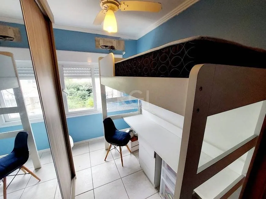 Imagem Casa com 03 dormitórios, 01 suíte, pátio com churrasqueira e 03 vagas de garagem no bairro Tristeza