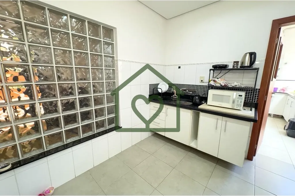 Imagem Apartamento com 2 pátios grandes em Petrópolis 
 
Este apartamento reformado fica no coração do ...