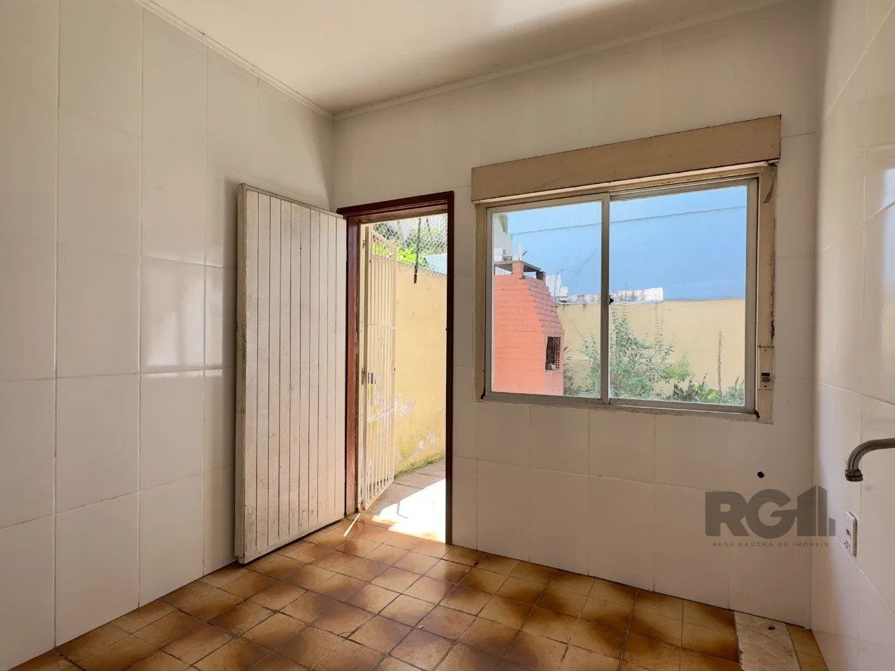 Imagem CASA COM 4 DORMITÓRIOS E PÁTIO COM CHURRASQUEIRA NO CENTRO HISTÓRICO