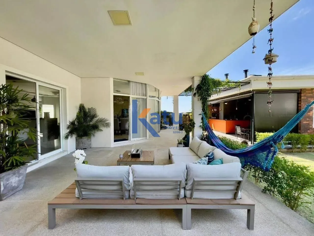Imagem Esta casa exclusiva no Condomínio Ibi Aram (Itupeva - SP) possui 419,31 m² de terreno e 328,53 m²...