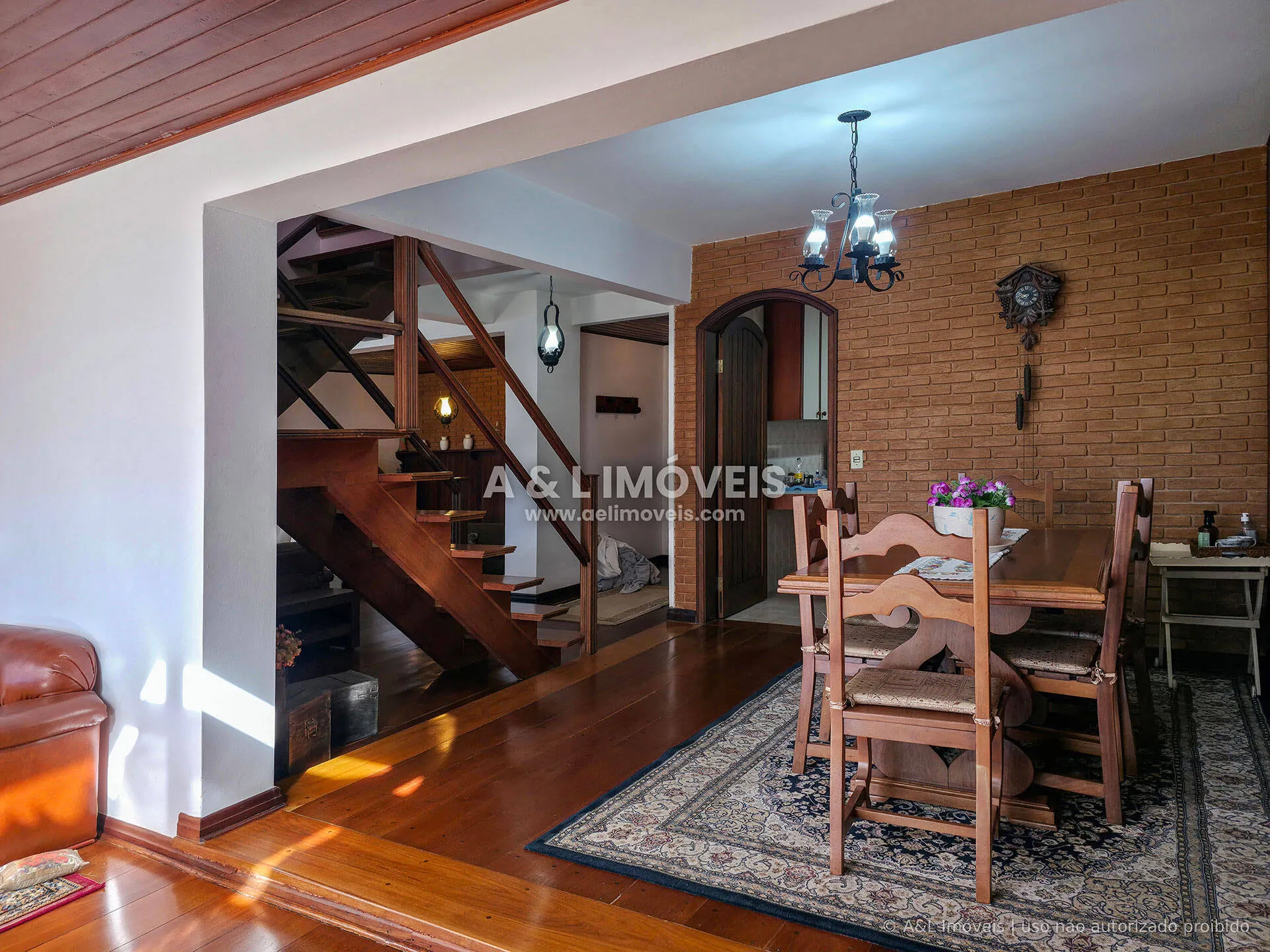 Imagem Casa à venda em Capivari, Campos do Jordão | 4 dormitórios e 2 suítes