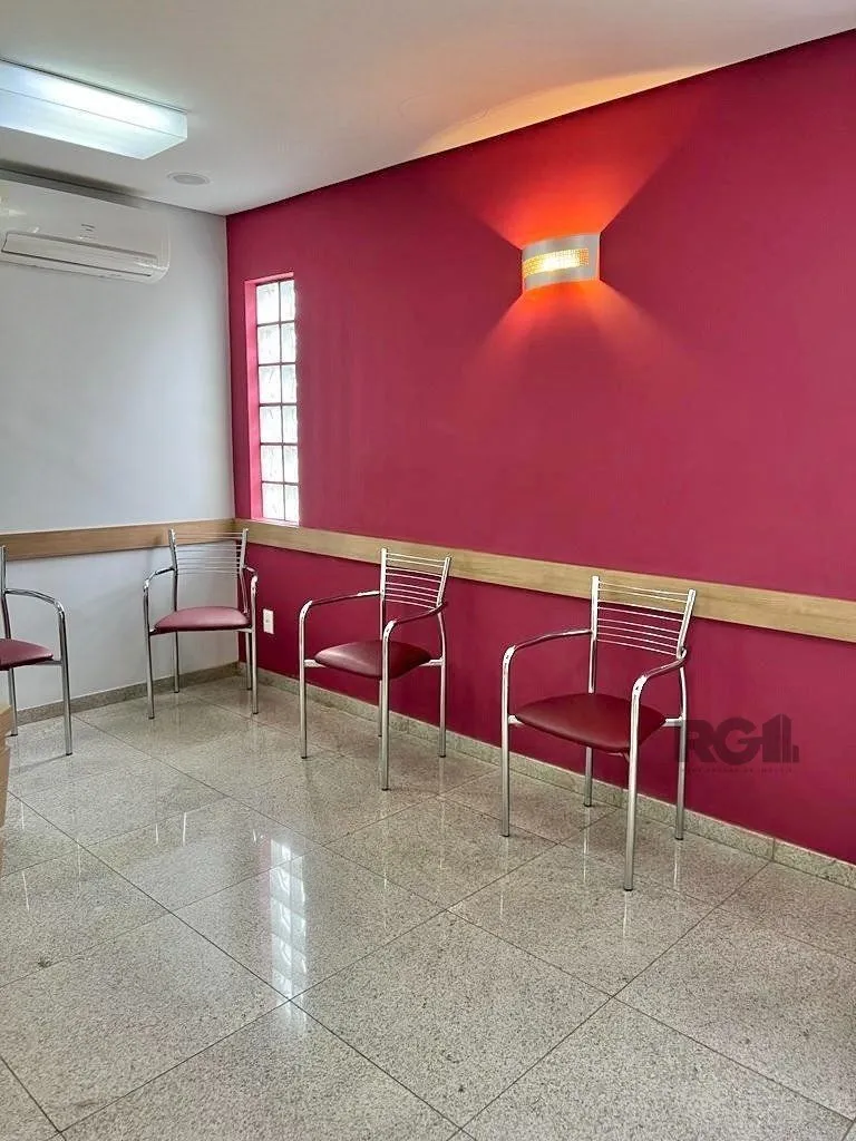 Imagem Conjunto comercial para comprar totalmente mobiliado e desocupado, localizado na prestigiada Rua Felipe Camarão, em frente à Redenção.