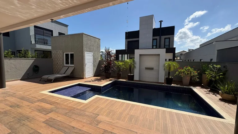 Imagem Casa mobiliada no Condomínio Caledônia com 4 dormitórios sendo 3 suítes e 4 vagas em Camboriú