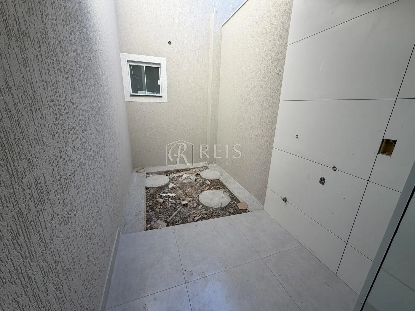Imagem Casa para Venda em Rio das Ostras, Extensão do Bosque, 2 dormitórios, 1 suíte, 2 banheiros, 1 vaga
