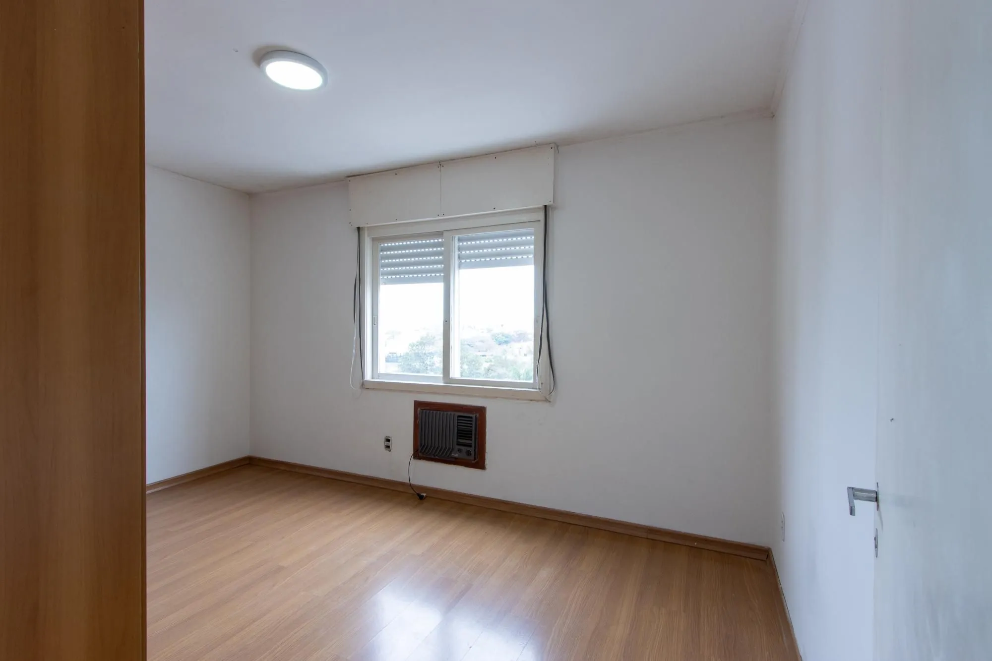 Imagem Cobertura com 137m², no Bairro Cristal, de 2 dormitórios, sento uma suíte, ampla sacada, churrasqueira, vista panorâmica, vaga coberta.