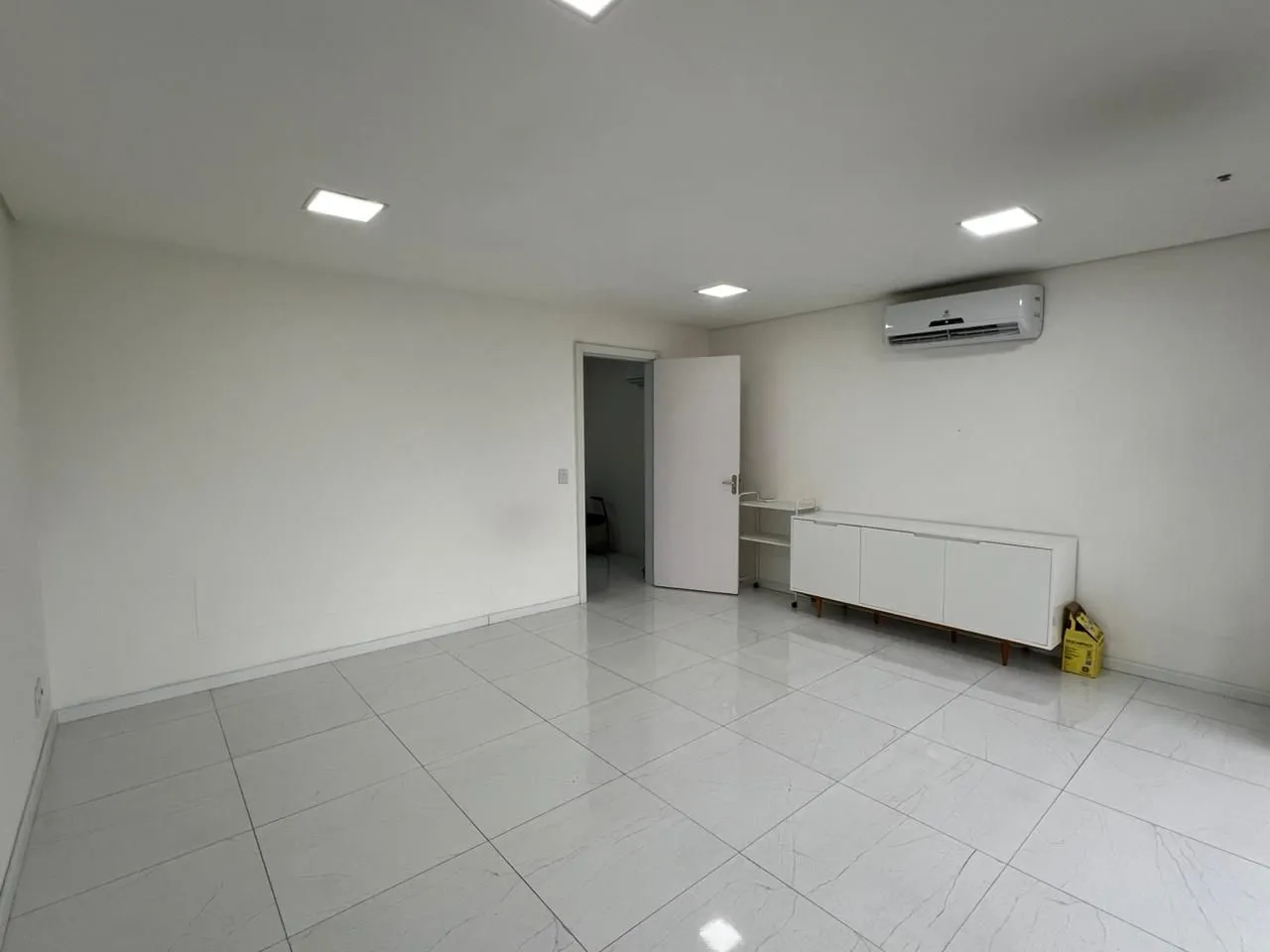 Imagem Sala comercial com 44 m2 a venda no Trend Nova Carlos Gomes.