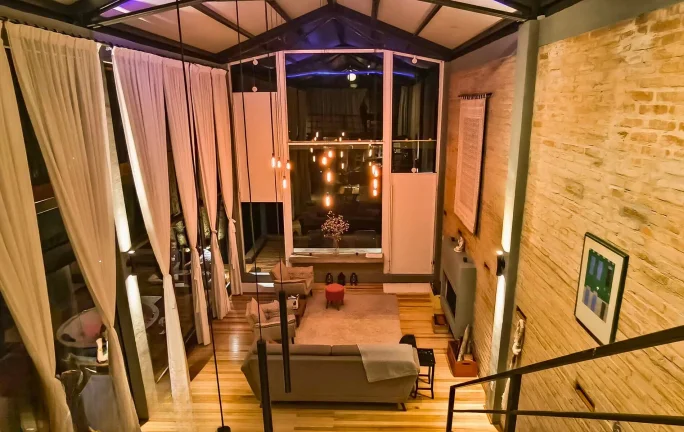 Imagem Arquitetura que se Mescla à Paisagem: Refúgio Autoral com Vista para a Pedra do Baú