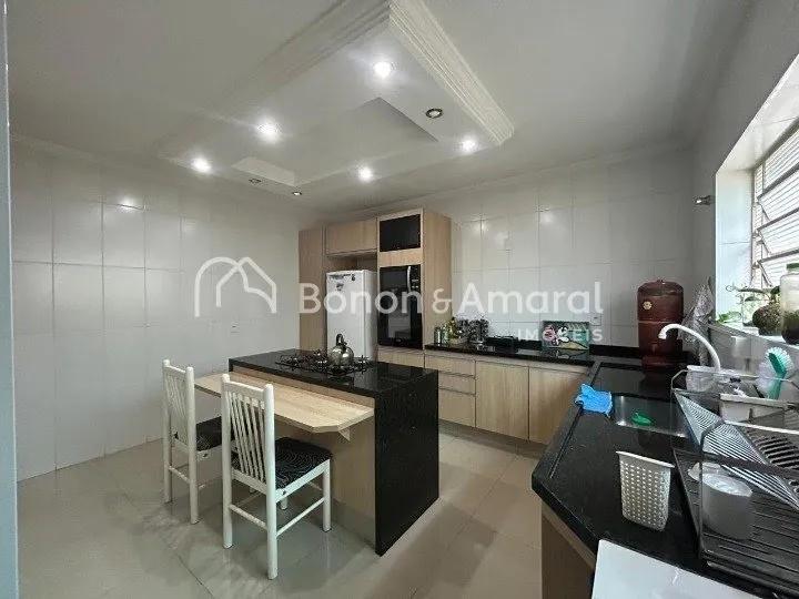 Imagem Casa com 4 Quartos e 4 banheiros à Venda no Jardim Santa Genebra