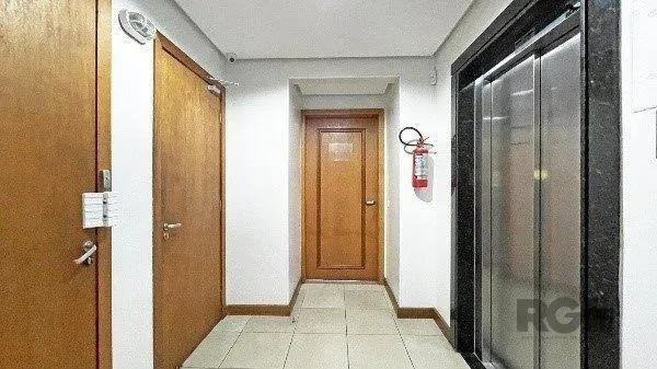 Imagem Apartamento de 2 dormitórios, 1 suíte e 1 vaga de garagem coberta e escriturada no bairro Floresta