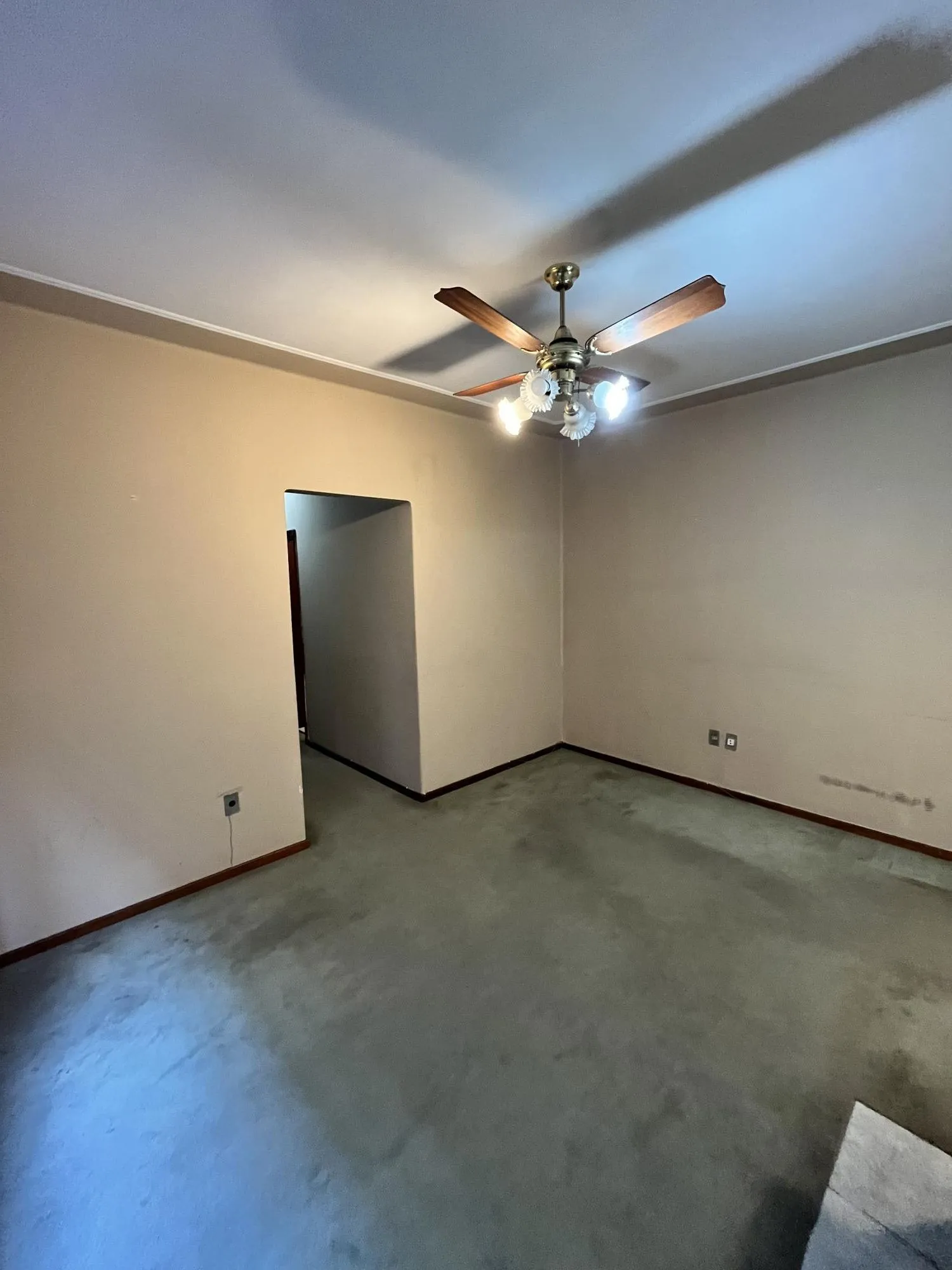 Imagem Apartamento de 2 quartos, lareira e dependência de empregada no bairro Floresta