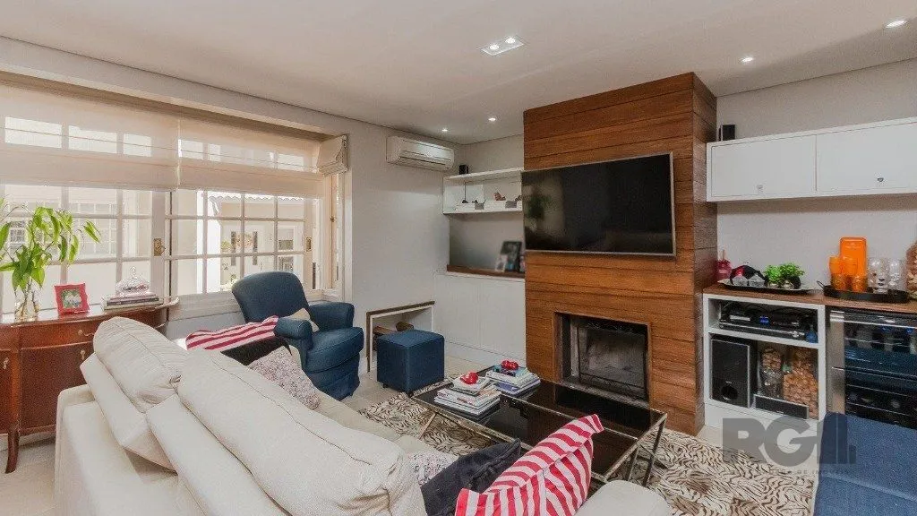 Imagem Excelente casa em condomínio de 249m² com 03 dormitórios e 4 vagas.