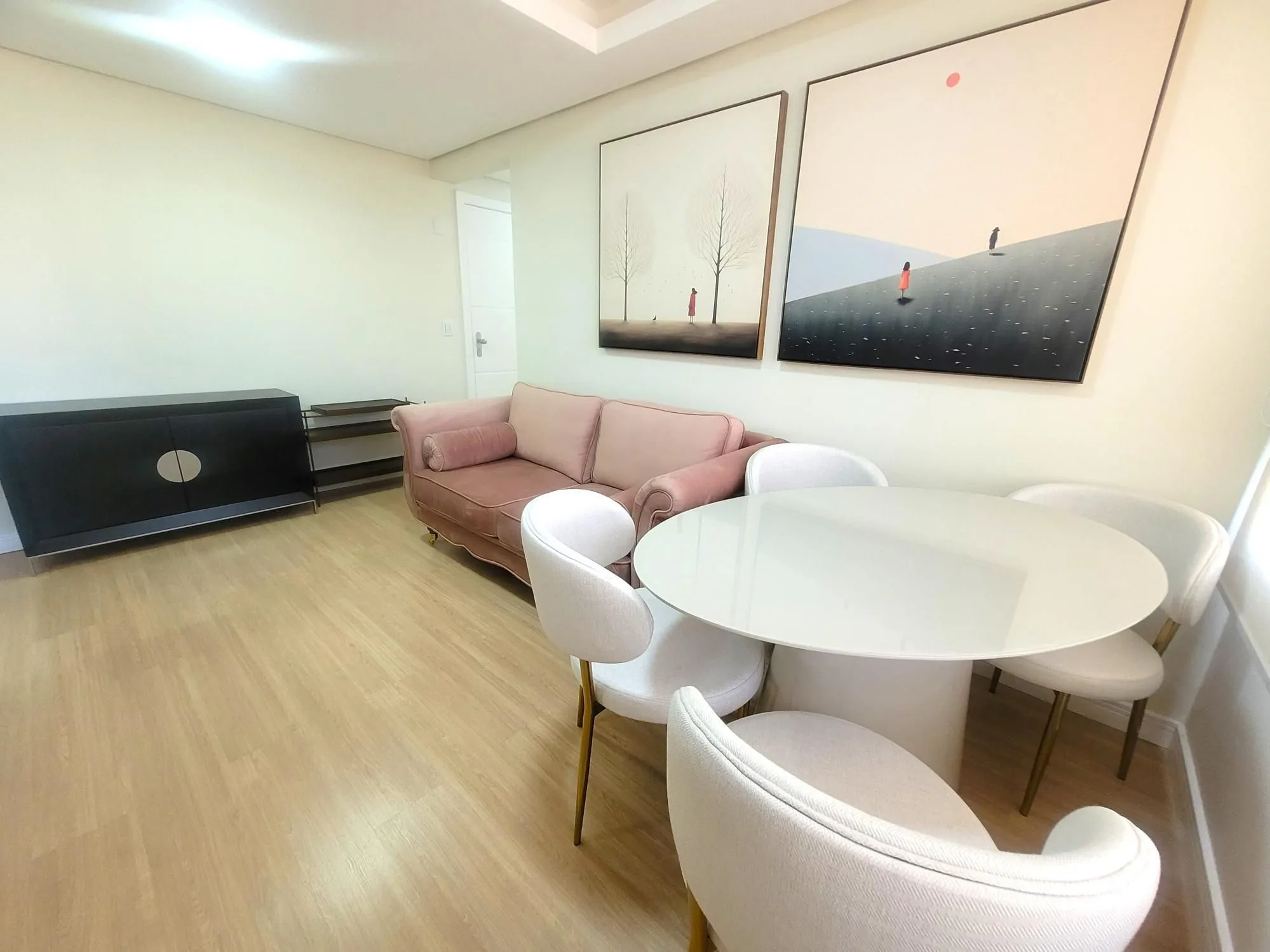 Imagem Excelente apartamento 2 dormitórios semi mobiliado no Mont`t Serrat