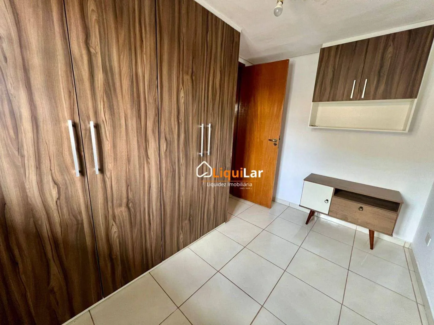 Imagem Sobrado à Venda no Condomínio Residencial Polonês 1 com 3 Quartos, 2 Suítes e Localização Privilegiada.