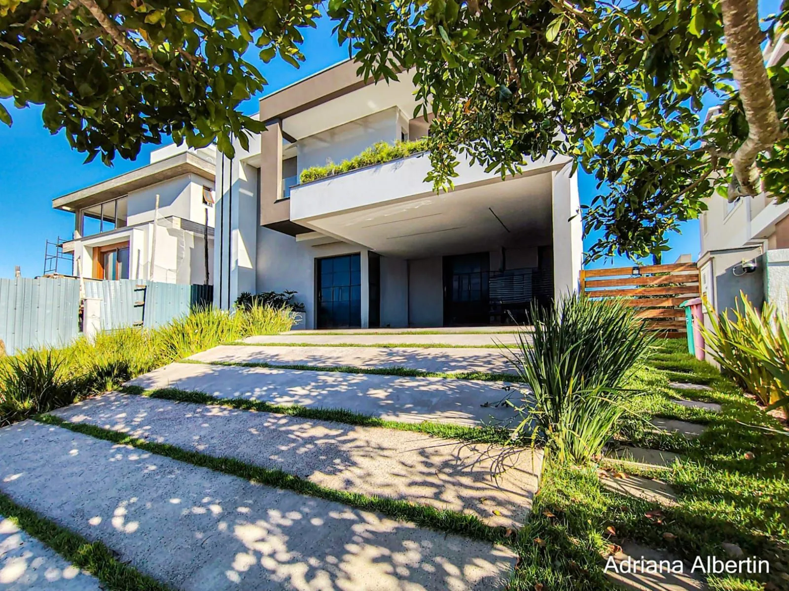 Imagem Casa com 345m², piscina e vista para o Guaiba