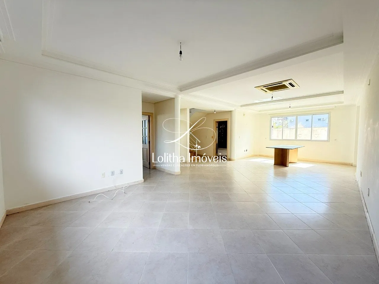 Imagem CASA COM 3 SUÍTES À VENDA EM JURERÊ - FLORIANÓPOLIS/SC