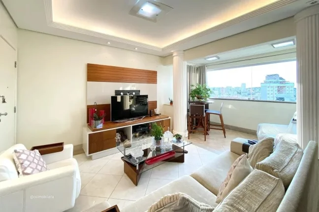 Imagem Este espaçoso apartamento oferece uma combinação perfeita de conforto e conveniência. Com quatro...