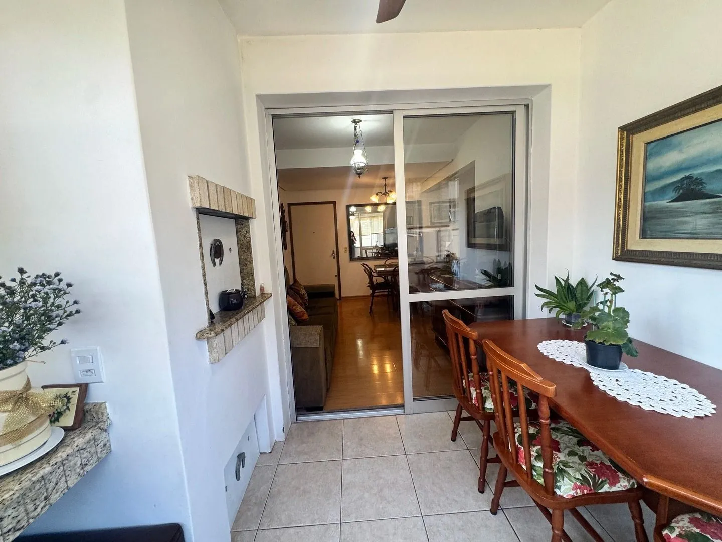 Imagem Apartamento dois dormitórios ( uma suíte) garagem/depósito Bairro Menino Deus