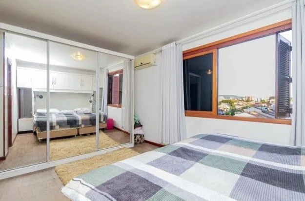 Imagem Linda cobertura de 4 dormitórios,1 suíte , 4 banheiros para venda, 4 vagas de garagens cobertas e escrituradas, 1 terraço com deck, piscina e churrasqueira no bairro Jardim Lindóia em Porto Alegre/RS.