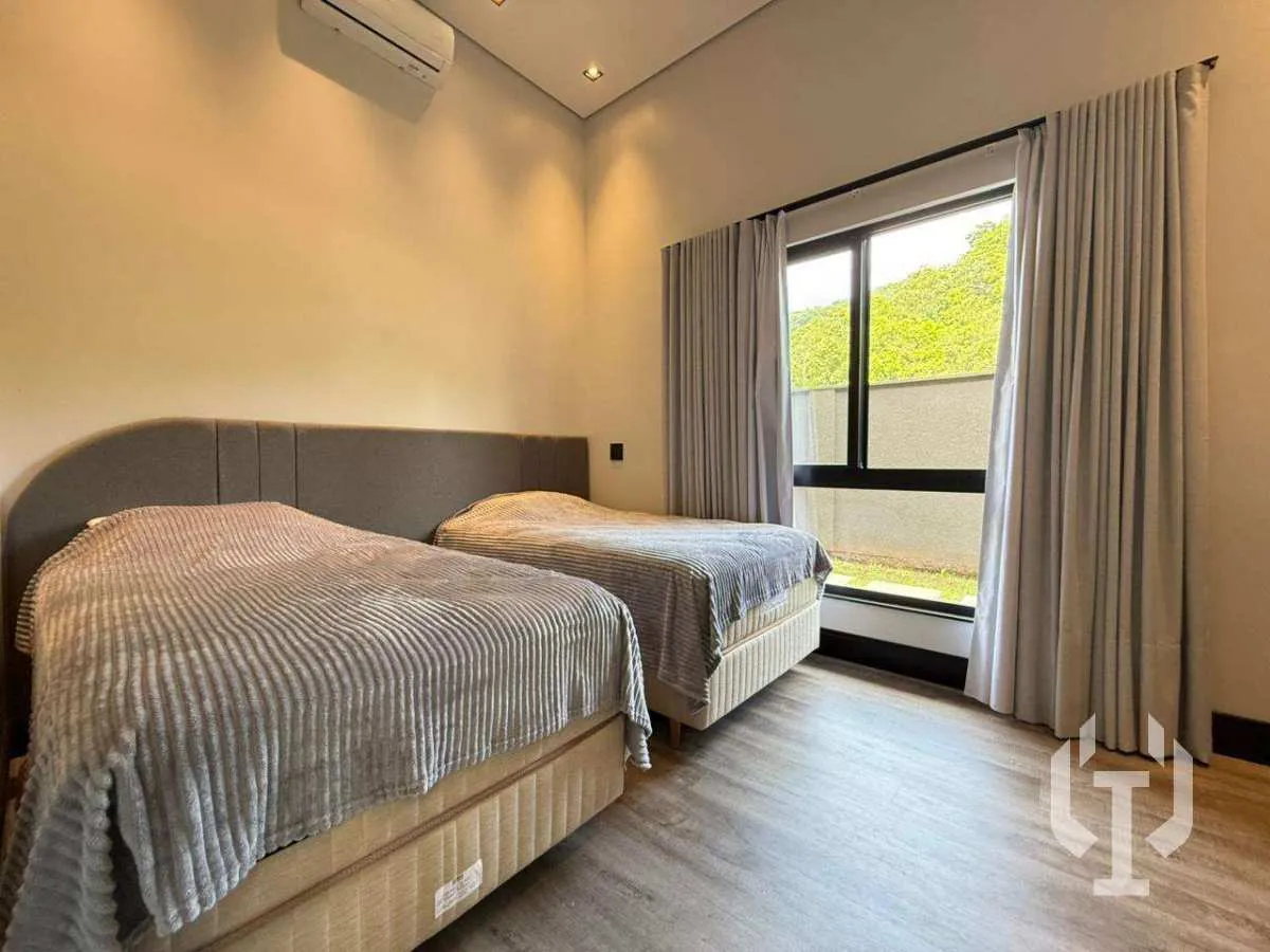 Imagem Casa de condomínio à venda, no Chácara Flora em Itapema, Casa branca, com 5 quartos, 563m2