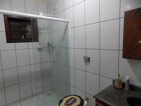 Imagem Imperdível! Casa Charmosa em Garopaba-SC com 3 Quartos, 2 Banheiros e Perto das Dunas!