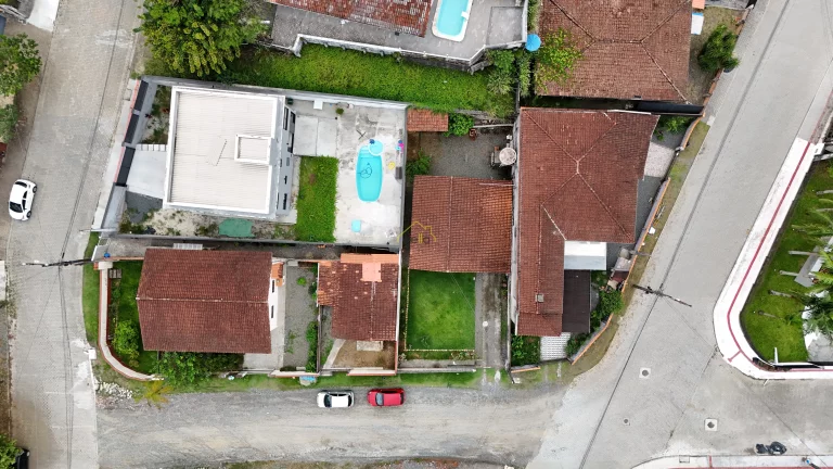 Imagem Casa de madeira muito bem localizada entre os bairros Iririú e saguaçu!