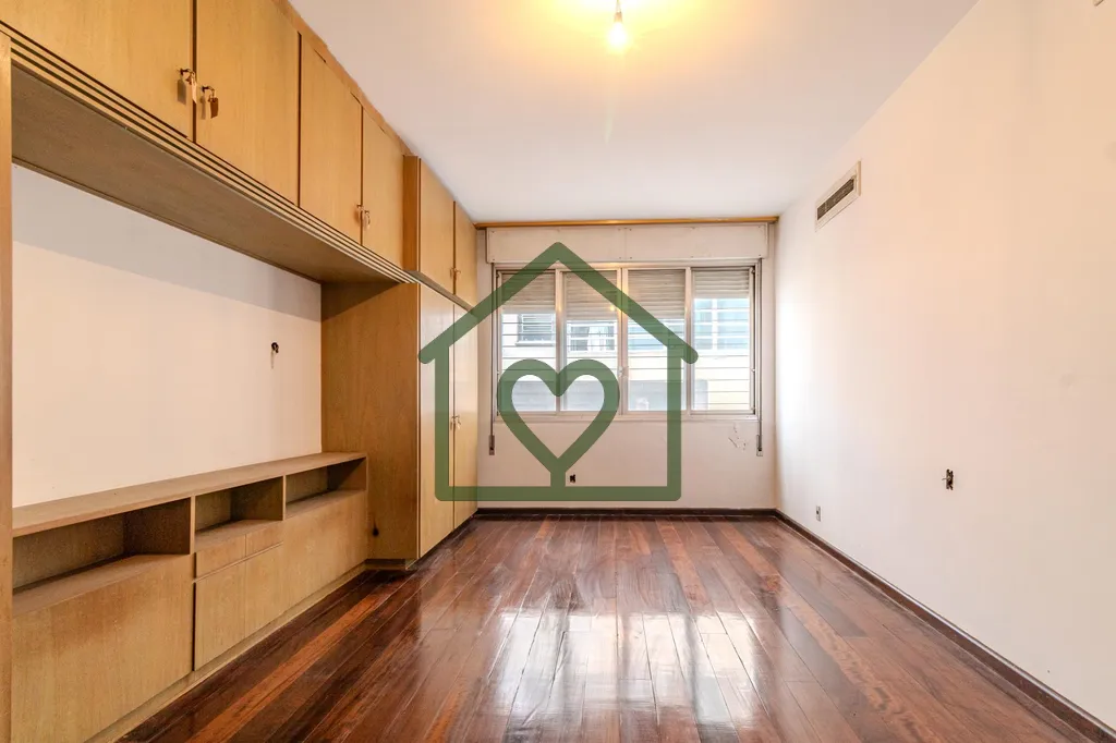 Imagem Referência em um dos endereços mais icônicos de Porto Alegre, este apartamento no Edifício Troca...