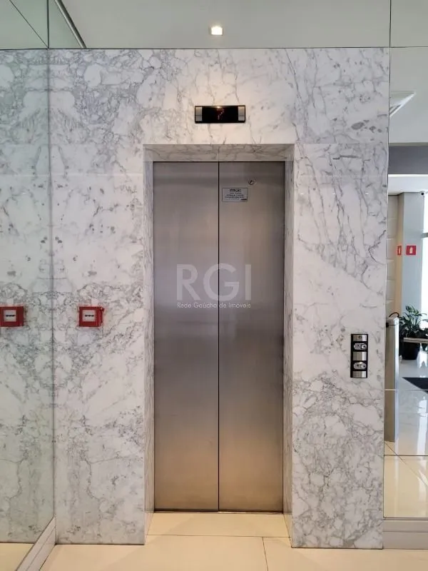 Imagem MÁFFER IMÓVEIS ALUGA - SALA COMERCIAL COM GARAGEM NO CONDOMÍNIO SPAZIO LAVORO Rua Eudoro Berlink, 354
