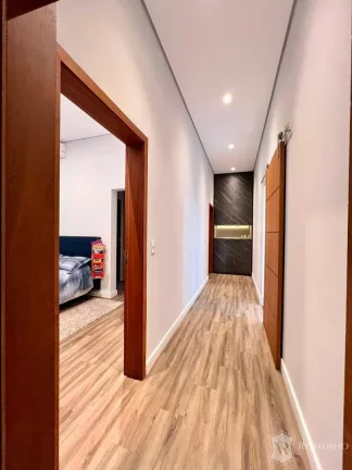 Imagem Casa t?(C)rrea em condomínio moderna com 03 suítes, escritório e cinema.