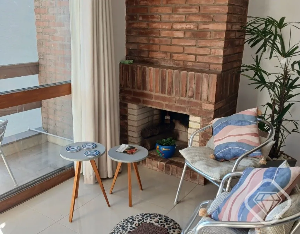 Imagem Casa com vista privilegiada em rua sem saída, tranquila e silenciosa.

Esta residência combina amp...