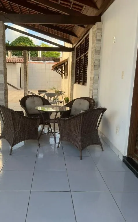 Imagem Casa duplex ampla no Bairro dos Estados, com 7 quartos, 4 suítes, varandas, terraço e excelente localização em João Pessoa.