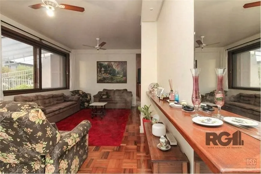 Imagem Casa de 285m² - 4 dormitórios, 4 vagas no bairro Bom Jesus
