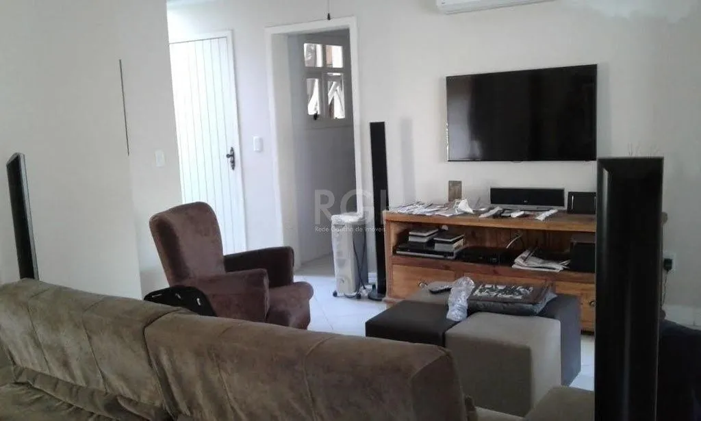 Imagem Excelente casa em condominío de 350m² com 03 dormitórios sendo 02 suítes.