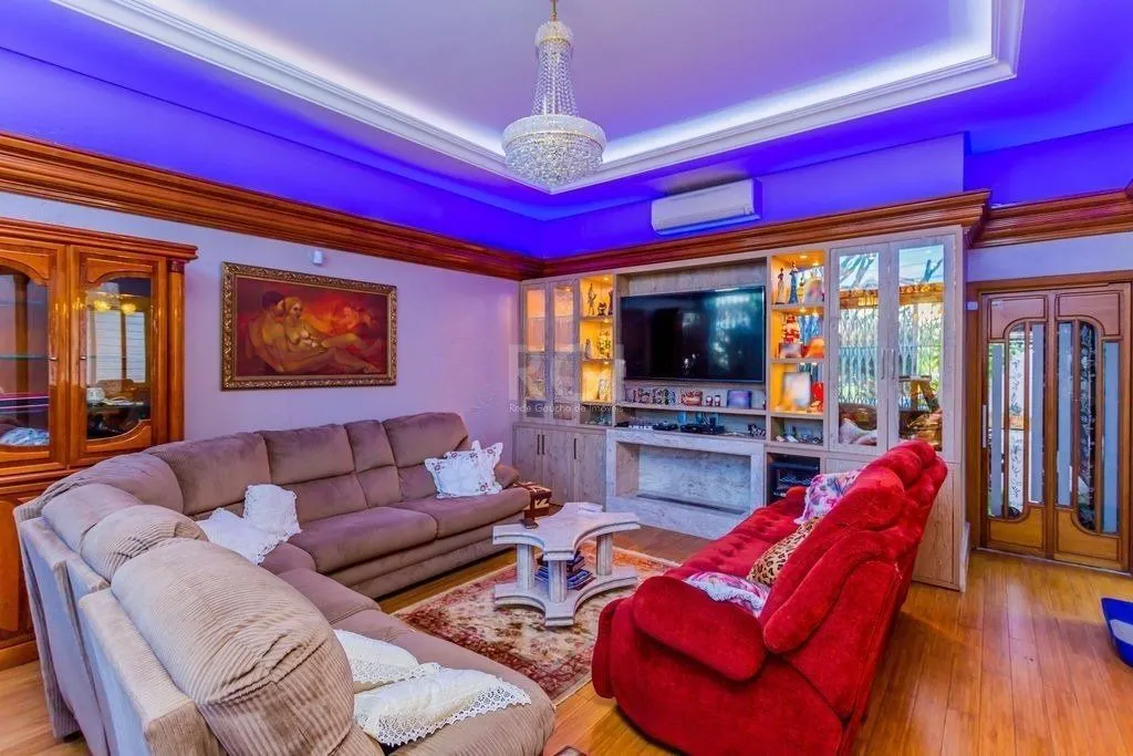 Imagem Belíssima casa de 375m² e 04 dormitórios sendo 01 suíte.