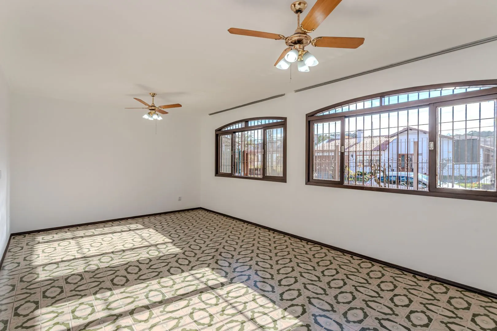 Imagem Casa no Partenon com 4 dormitórios e 4 vagas DESOCUPADA