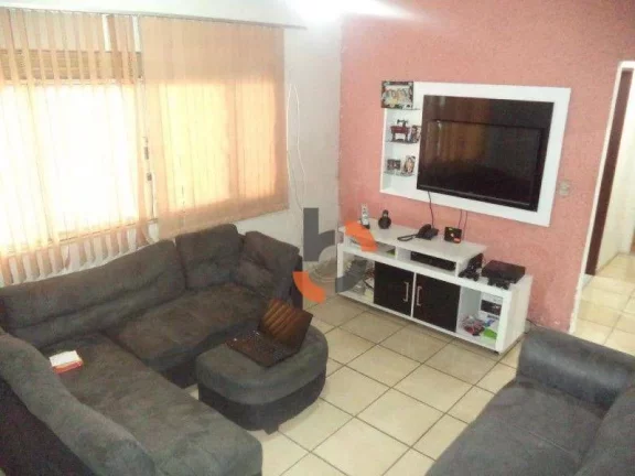 Oportunidade no Centro de NI: Casa Térrea com 2 Vagas a Pé do Calçadão
