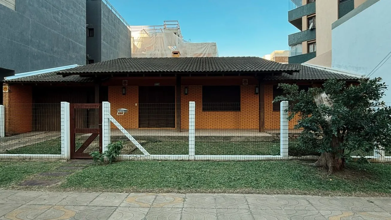 Foto do imóvel Casa à venda em Torres, Centro, com 3 quartos, 200m2