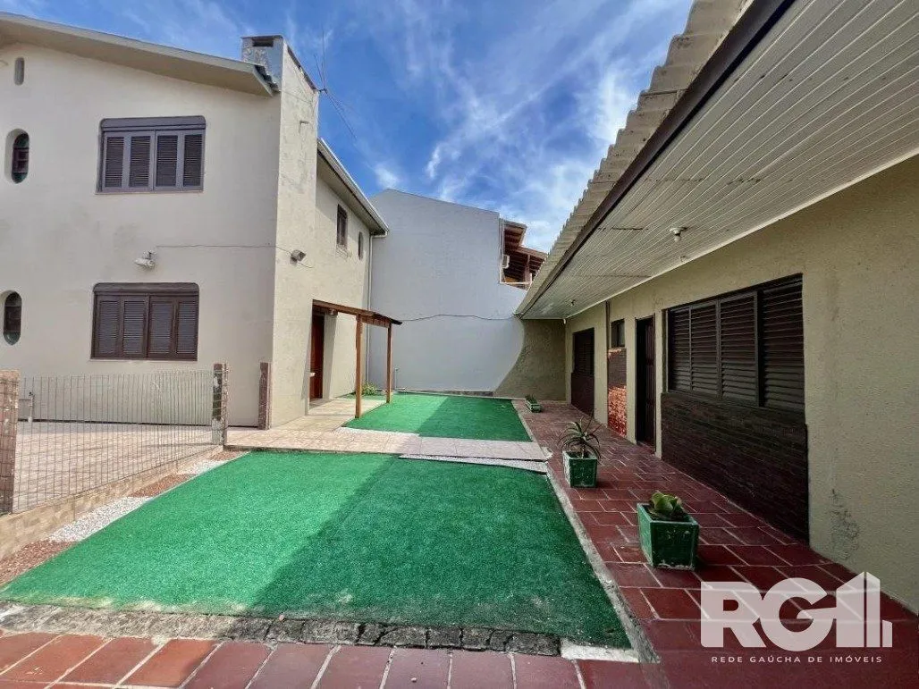 Imagem Casa ampla com pátio e 5 dormitórios, localizada no Centro de Imbé, a 200 metros do Mar.