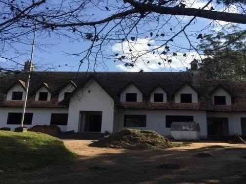 Imagem VENDA CASA EM ESTILO NORMANDO CONDOMÍNIO ARUJÁ HILLS I II com A/T 1838,23m², A/C 817,42m² e Pavimento térreo 408,71m². CONSULTE-NOS.