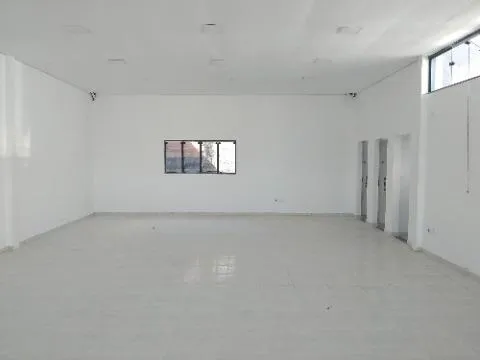 Imagem LOCAÇÃO DE SALÃO COMERCIAL EM ARUJÁ, com 250m², amplo espaço c/ pavimento superior e inferior, 2 copas e entrada c/ acessibilidade. CONSULTE-NOS..