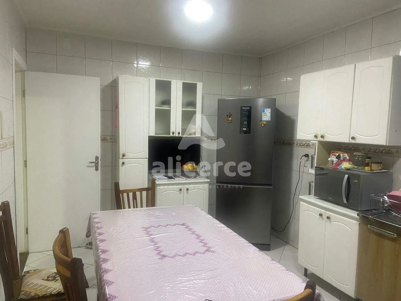 Imagem Casa com excelente localização no bairro Estreito, a apenas uma quadra da Beira-Mar Continental
