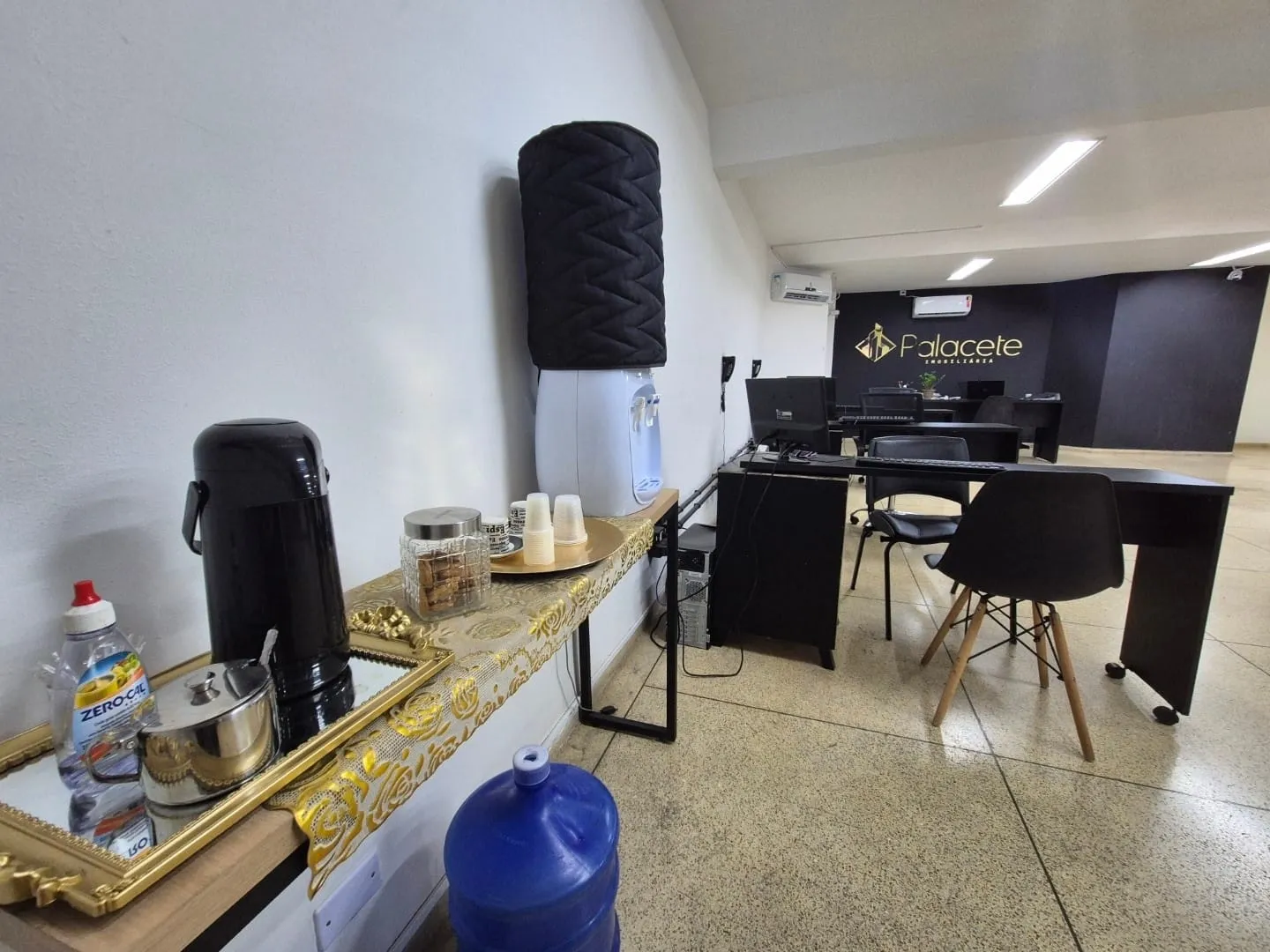 Imagem Amplo e Funcional Ponto Comercial no Térreo do Edifício Vieira Santos no Centro, Próximo a Tudo o Que Você Precisa