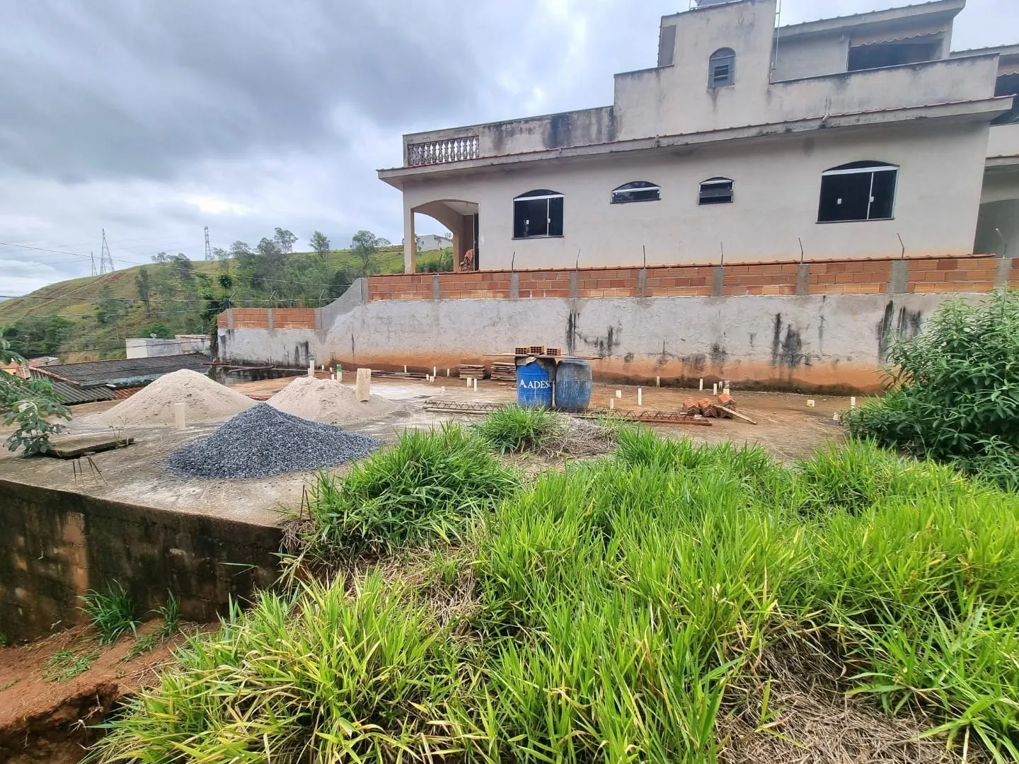 Imagem Terreno de 250m² à venda em Aparecida com projeto aprovado para 16 lofts modernos, ideal para uso residencial ou comercial, com vista incrível para a