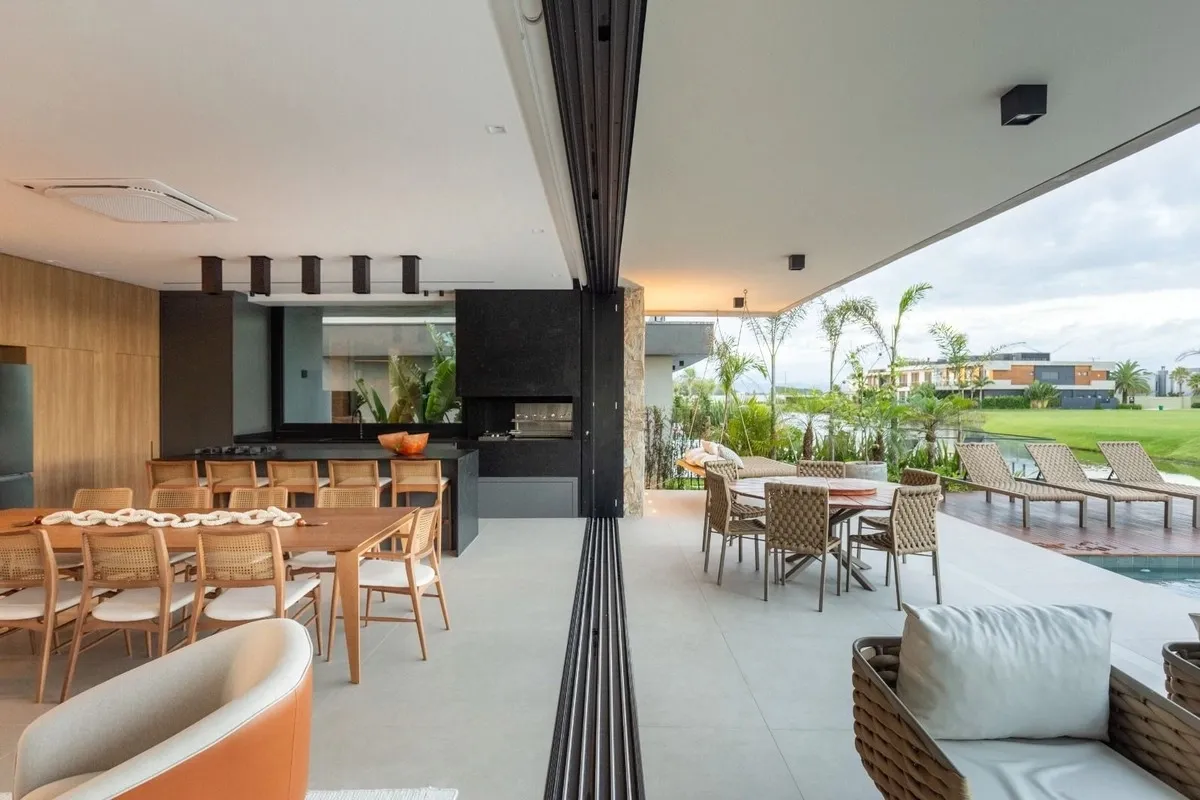 Imagem Sobrado beira Lago, mobiliado e decorado com 06 suítes