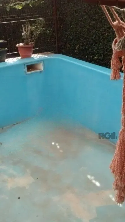 Imagem Casa com 3 dormitórios e amplo pátio com grama.