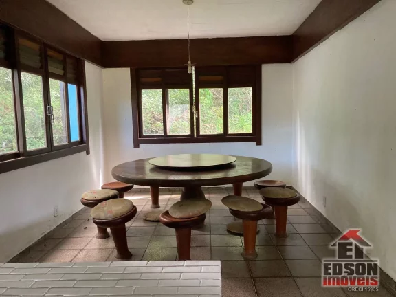 Imagem Vendo Casarão em Itaipuaçu com 5 Quartos, 2 Suítes.