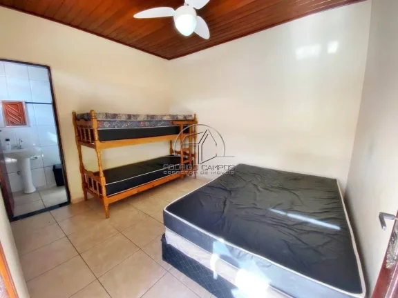 Imagem Espaçosa Casa Isolada à Venda no Ocian, Praia Grande - 4 Quartos e Piscina