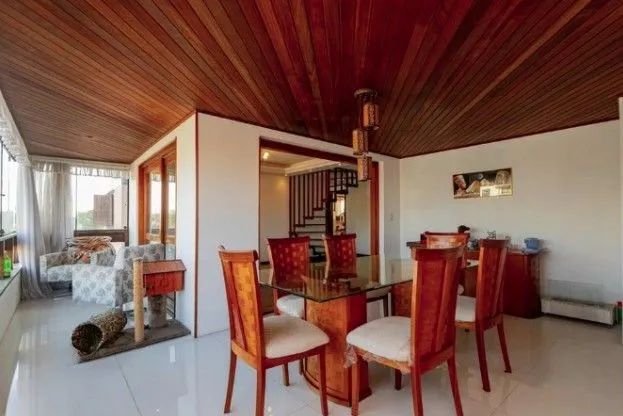 Imagem Linda cobertura de 4 dormitórios,1 suíte , 4 banheiros para venda, 4 vagas de garagens cobertas e escrituradas, 1 terraço com deck, piscina e churrasqueira no bairro Jardim Lindóia em Porto Alegre/RS.