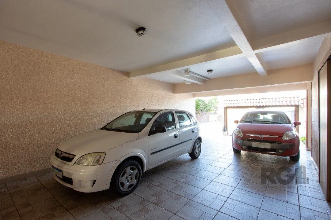 Imagem Casa de alvenaria, 3 quartos, 1 suíte, 4 banheiros e 5 vagas de garagem.
